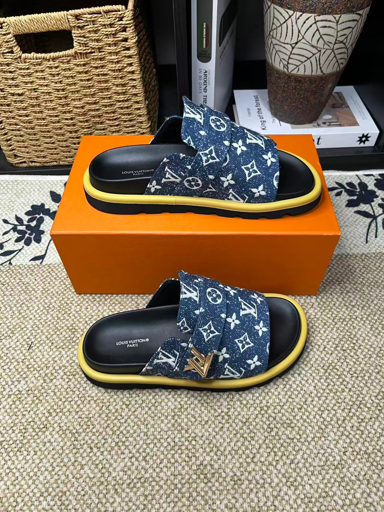 P340 [New Style] [LOUIS VUITTON] Louis Vuitton, LV printing, men's and women's slippers are now on the market, packed in drawer boxes with cloth bags and cards, the upper pattern looks very soft and waxy, and is a super versatile leg slimming tool. Fabric: imported denim/canvas/old fabric, LV hardware LOGO, official website pattern printing, comfortable to wear, feet: high-elastic PU water table. Sole: foam sole, heel height: about 5cm. Code number: 35-46, 35, 45, 46 are custom-made and non-returnable. Color: multiple colors and styles available.